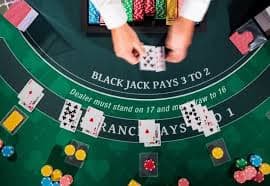 Antarmuka aplikasi slotjos menampilkan meja blackjack dealer langsung pada layar ponsel